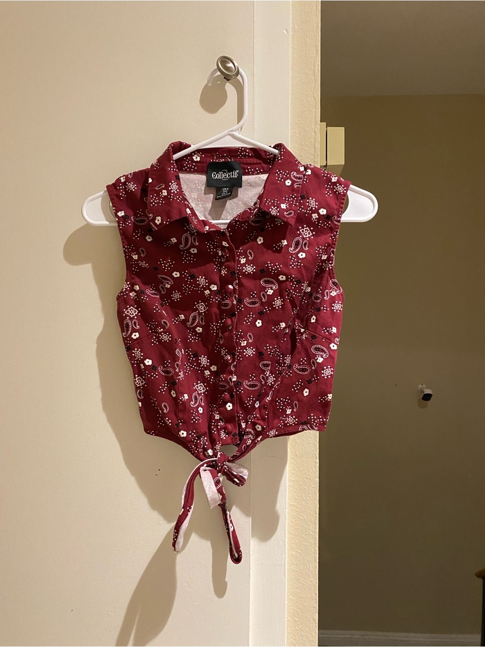 Collectif Women's Burgundy Tie-Front Sleeveless Button-Up crop Top